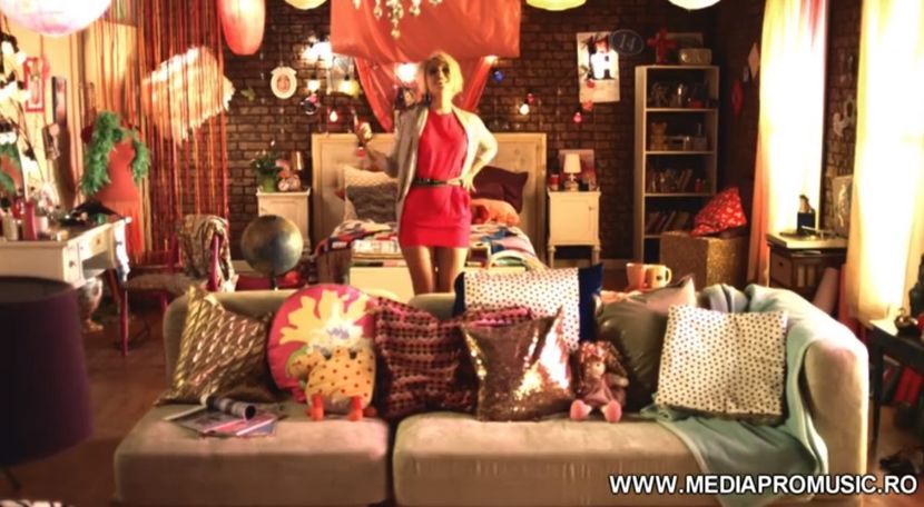 bandicam 2018-07-22 01-36-56-955 - 01 Love is music