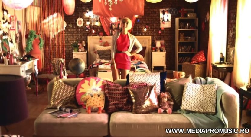 bandicam 2018-07-22 01-36-57-172 - 01 Love is music