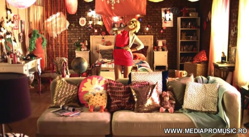 bandicam 2018-07-22 01-36-57-442 - 01 Love is music