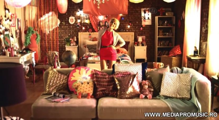 bandicam 2018-07-22 01-36-57-968 - 01 Love is music