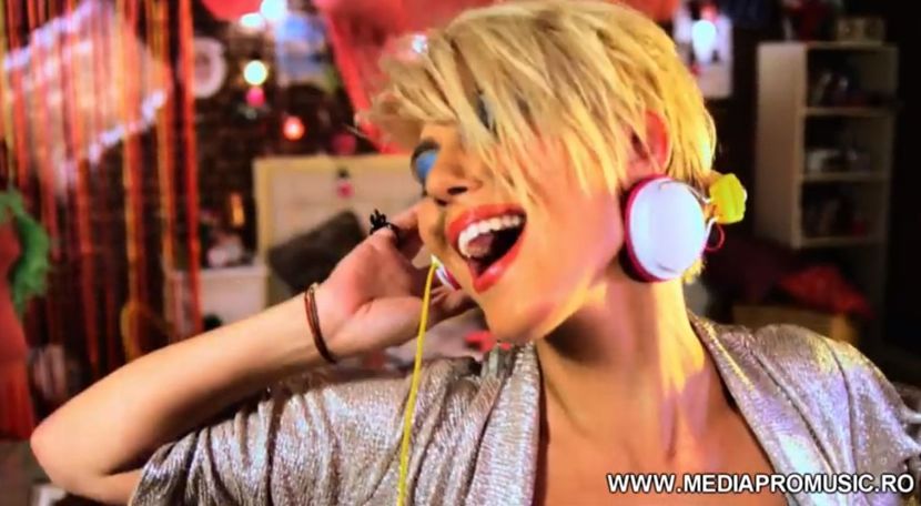 bandicam 2018-07-22 01-37-00-067 - 01 Love is music