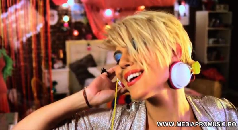 bandicam 2018-07-22 01-37-00-330 - 01 Love is music