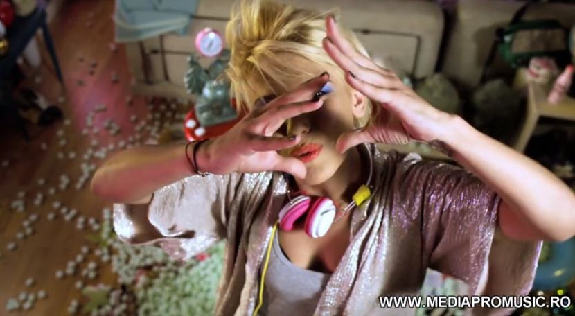 bandicam 2018-07-22 01-54-05-557 - 01a Love is music