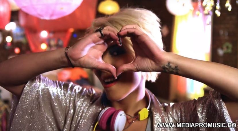 bandicam 2018-07-22 01-54-07-768 - 01a Love is music