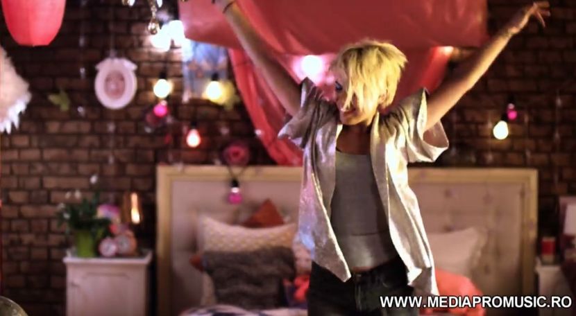 bandicam 2018-07-22 01-54-11-938 - 01a Love is music