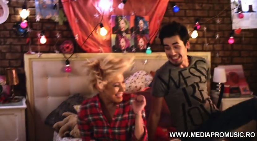 bandicam 2018-07-22 01-54-12-609 - 01a Love is music