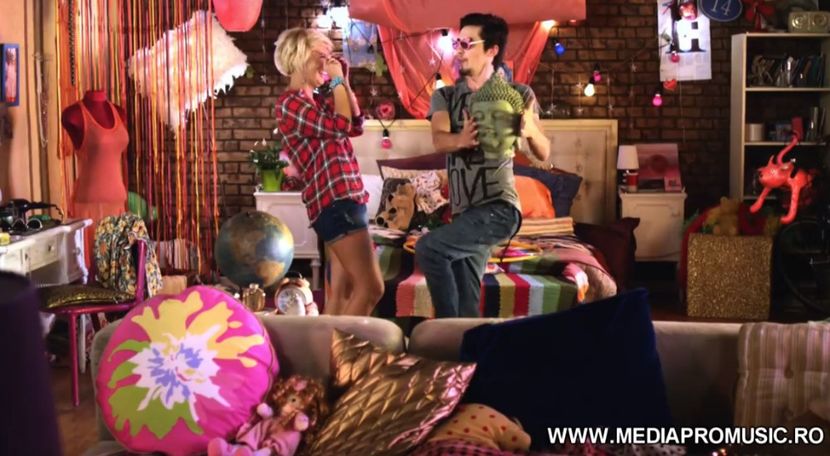 bandicam 2018-07-22 01-54-13-518 - 01a Love is music