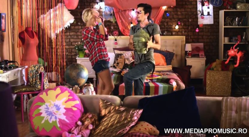 bandicam 2018-07-22 01-54-13-773 - 01a Love is music