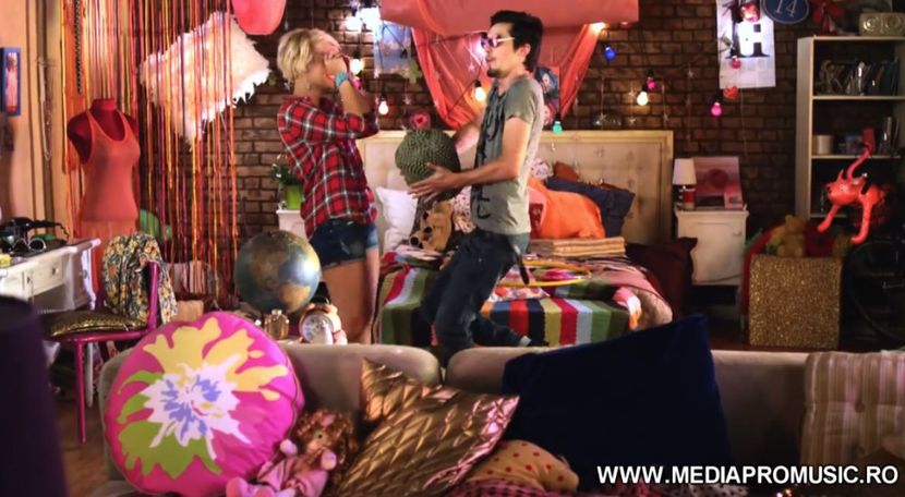 bandicam 2018-07-22 01-54-13-989 - 01a Love is music