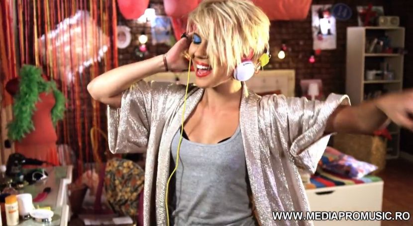 bandicam 2018-07-22 01-54-16-196 - 01a Love is music