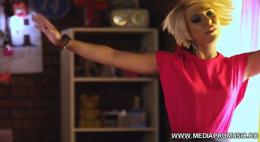 bandicam 2018-07-22 01-54-19-993 - 01a Love is music