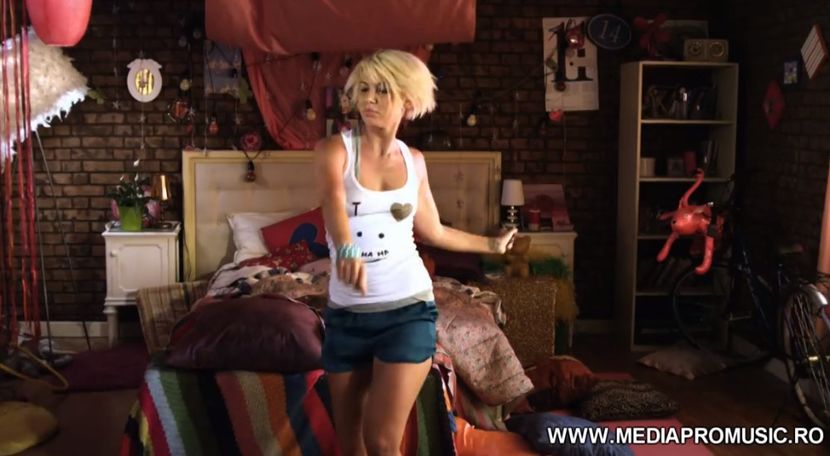 bandicam 2018-07-22 01-54-27-296 - 01a Love is music