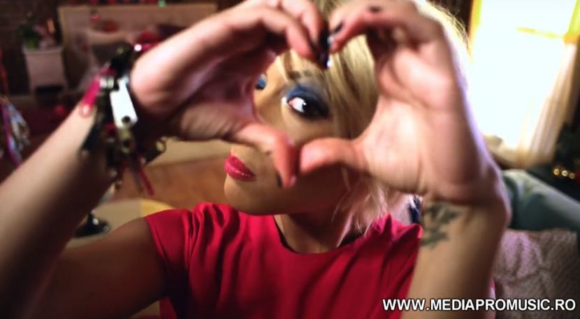 bandicam 2018-07-22 01-54-35-408 - 01a Love is music