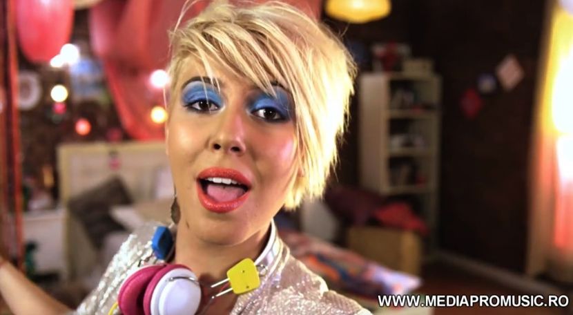 bandicam 2018-07-22 01-54-48-039 - 01a Love is music