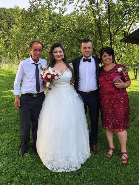 AD95F6A0-3628-44DD-A1A5-17E1A51E2615 - Eu cu familia