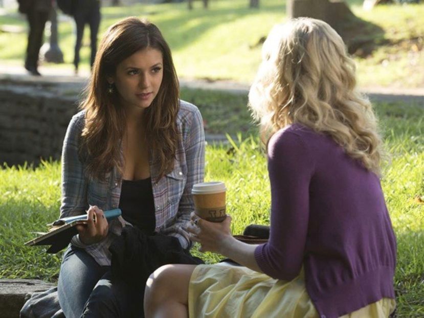 vampire-diaries-caroline-and-elena - sez 6