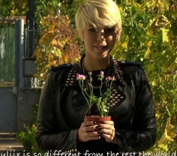 bandicam 2018-07-23 23-22-55-737 - 01 Sara b