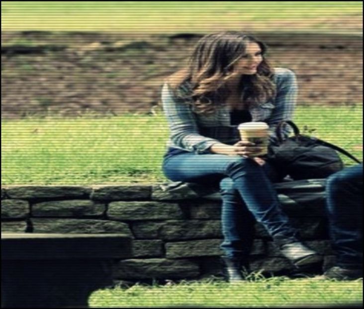 ♡》*se uită după el ridicând o sprânceană* Pe bune...... *zâmbește când îl vede întors* Mă - xo - Episode 05 here