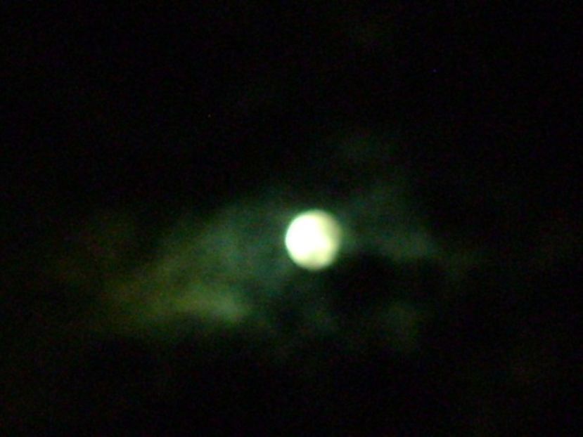 Sfarsitul eclipsei totale de Luna conjuncta cu Marte - Luna - Soarele si norii - 1