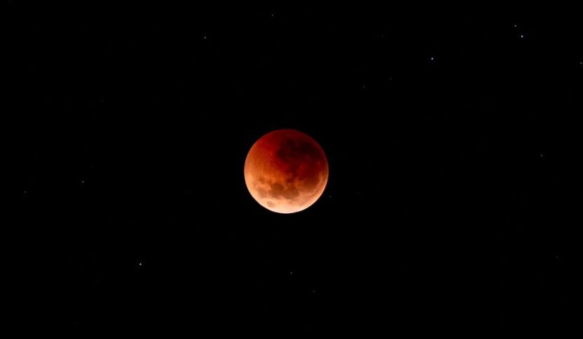 Eclipsa totala de Luna conjuncta cu Marte (Australia) - Luna - Soarele si norii - 1