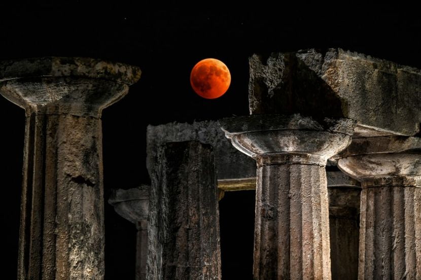 Eclipsa totala de Luna conjuncta cu Marte (Grecia) - Luna - Soarele si norii - 1