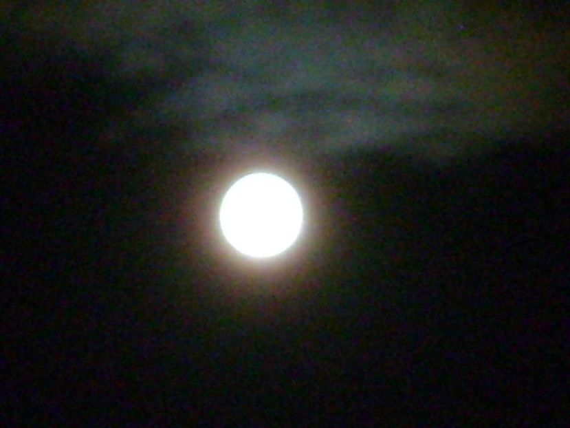 Luna plina in conjunctie cu Marte in Varsator - Luna - Soarele si norii - 1