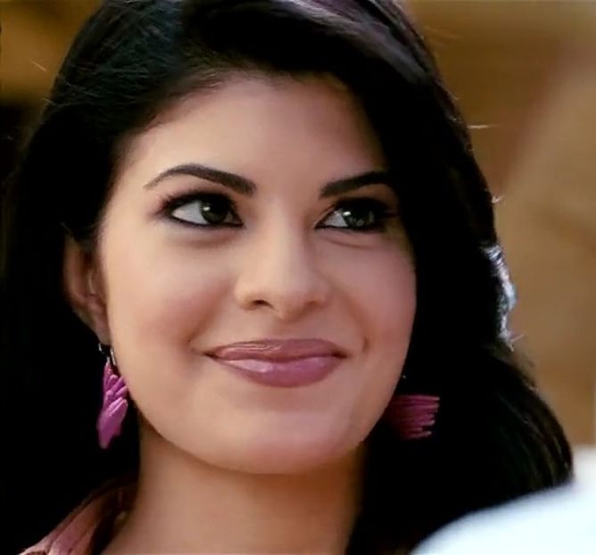 Mi-am gasit de lucru, incep de luni *pilindu-si unghiile*Si voi putea si eu sa-mi pun unghii, nu sa - episodul 52