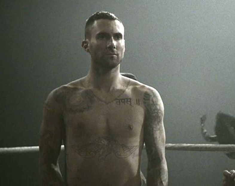 *se uita intre spectatori, cautand-o cu privirea pe Amy..apoi o vede si i se umple inima de fericire - episodul 52