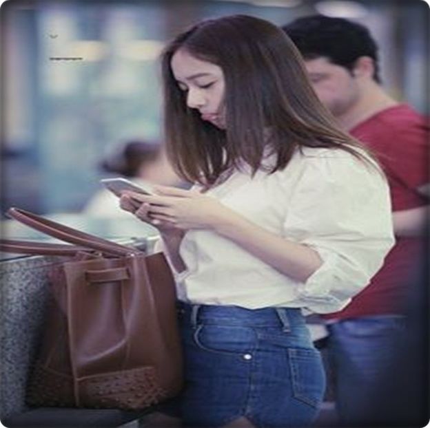 → .. [merge grăbită pe alee, cu destinația: liceu, având căștile în urechi] - THSJ - Episodul 01