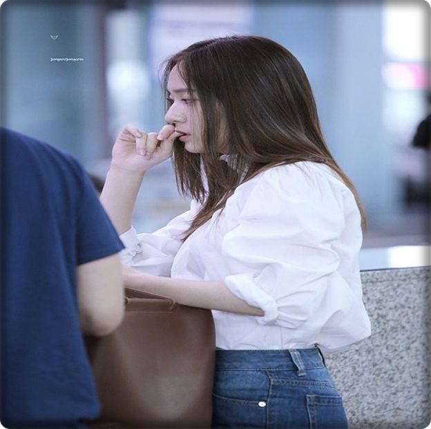 → [se uită dubios la mașina ce se apropiase și scoate o cască, realizând cine era] Ăă.. - THSJ - Episodul 01