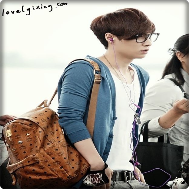 → [se uită lung la ele] .. [se uită la Hyun] Nu mă treci și pe mine la proiectul tău făcut de - THSJ - Episodul 01