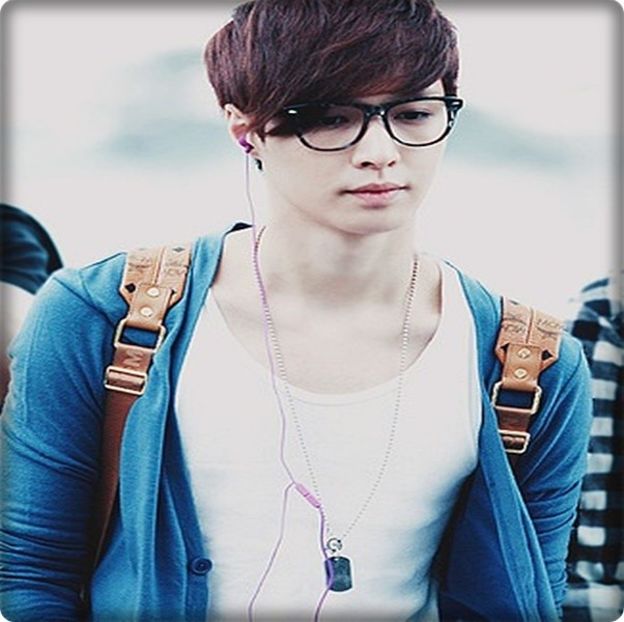 → Ch. Nu știu ce-au făcut, dar sigur nu-i bine pentru mine. [se așază-n bancă] - THSJ - Episodul 01