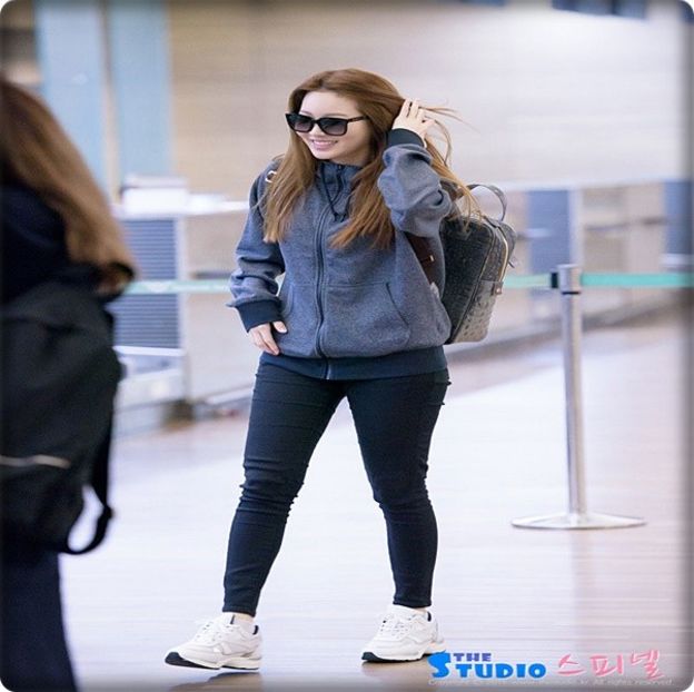 → [merge și ea în banca ei, lângă Maddie] - THSJ - Episodul 01