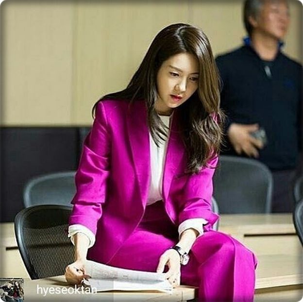 → Le spunem pur și simplu. E mai ușor așa. Oricum vor începe să întrebe, cel puțin ai mei. - THSJ - Episodul 01