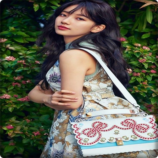 → .. [ridică sprâncenele] Abia aștept să vă văd împiedicându-vă :) [pleacă] - THSJ - Episodul 01