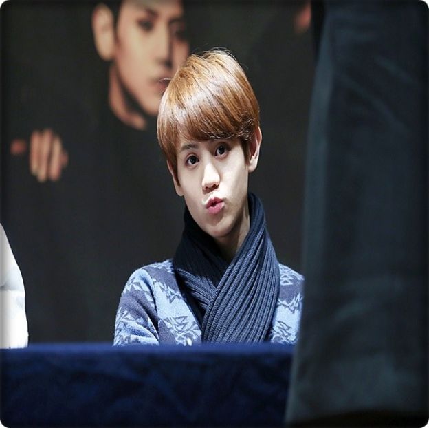 →  [trece prin fața biroului directorului și o aude pe Sabrina. Se oprește, zâmbind în colțul - THSJ - Episodul 03