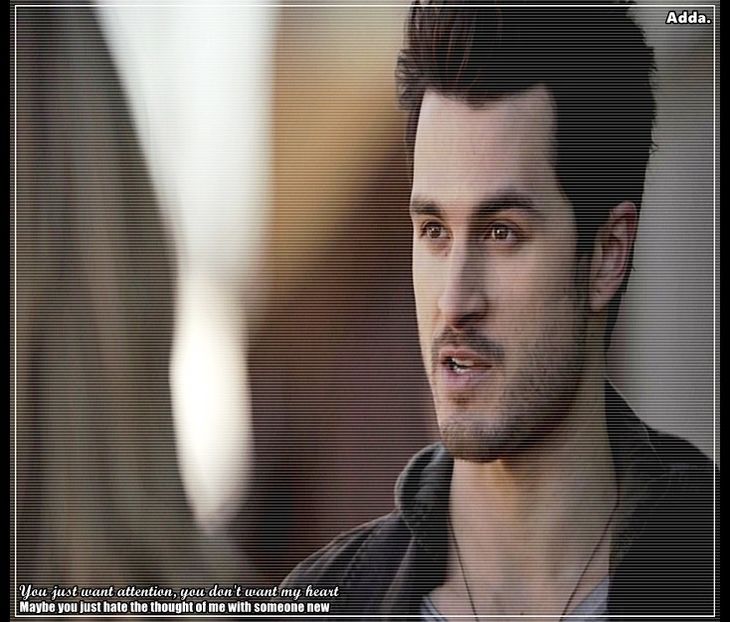 *turnandu-le in pahare*Asa si asa..Nu-mi raspunde Troty la mesaje :( =)))) *le da paharele*Poftim.. - episodul 54