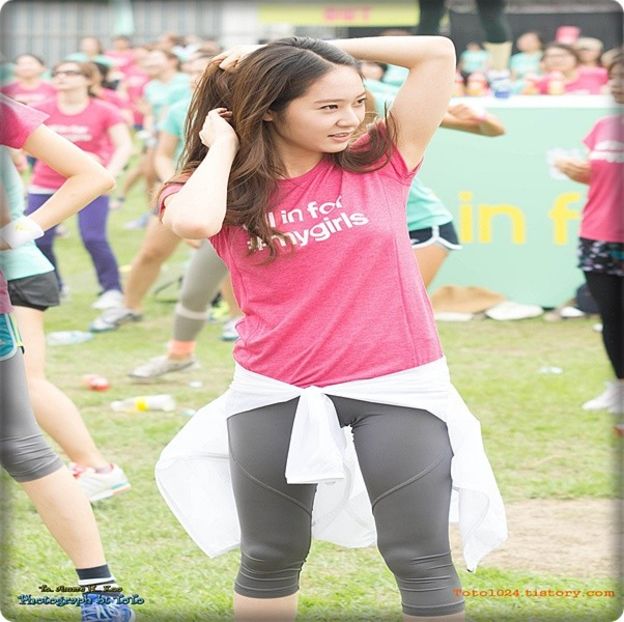 → [șoptește către Jojo] Oare dacă-l rog pe prof să ne lase să jucăm volei decât să facem - THSJ - Episodul 04