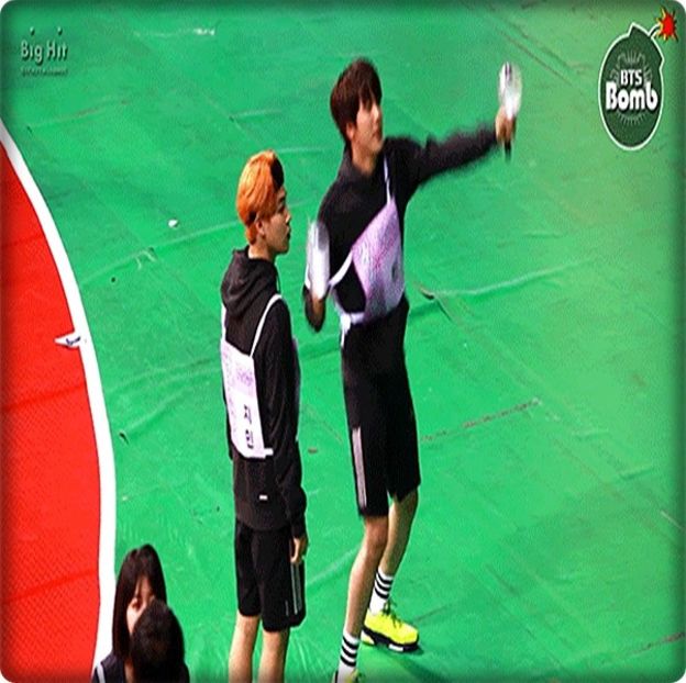 → [se uită către Maddie din partea lor de teren] Ce bine arată acum. - THSJ - Episodul 04