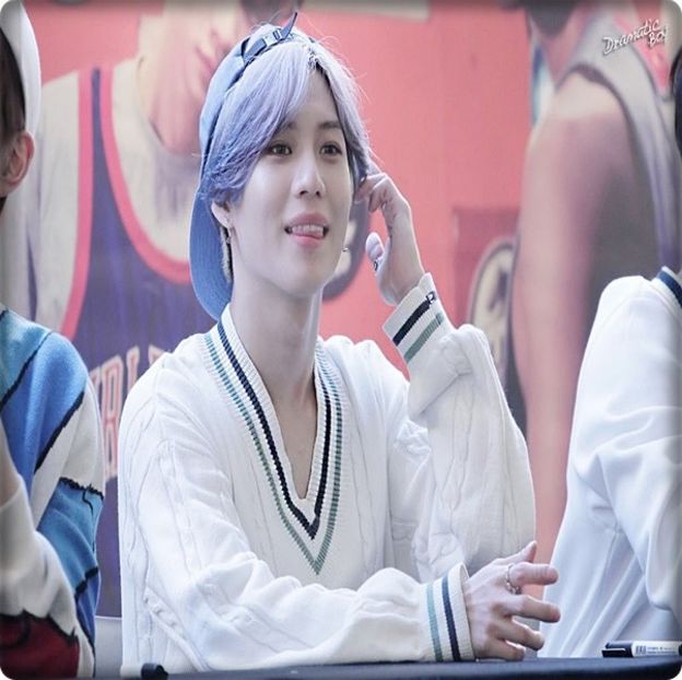 → [ridică privirea din telefon, spre Momo] Mhm, cute. Ce? Partener? Ce partener? Poate - THSJ - Episodul 04