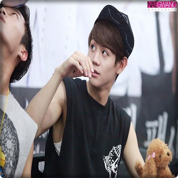 → [scoate un scaun pe hol și se urcă pe el] VREAU SĂ FAC UN ANUNȚ. Ca să nu spuneți - THSJ - Episodul 05