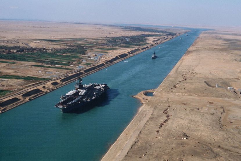 Canalul Suez- situat in Egipt, leaga Marea Mediterana de Marea Rosie, nu are ecluze - Canale navigabile artificiale
