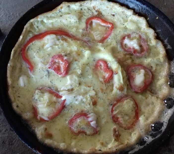 Omletă cu ardei kapia și brânză topită - Retete 1