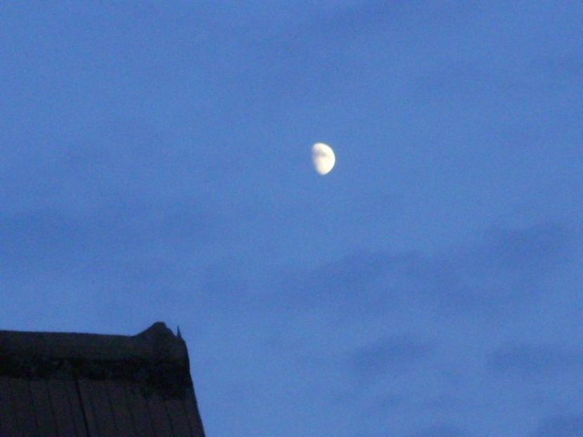 Primul patrar al Lunii in Sagetator - Luna - Soarele si norii - 1
