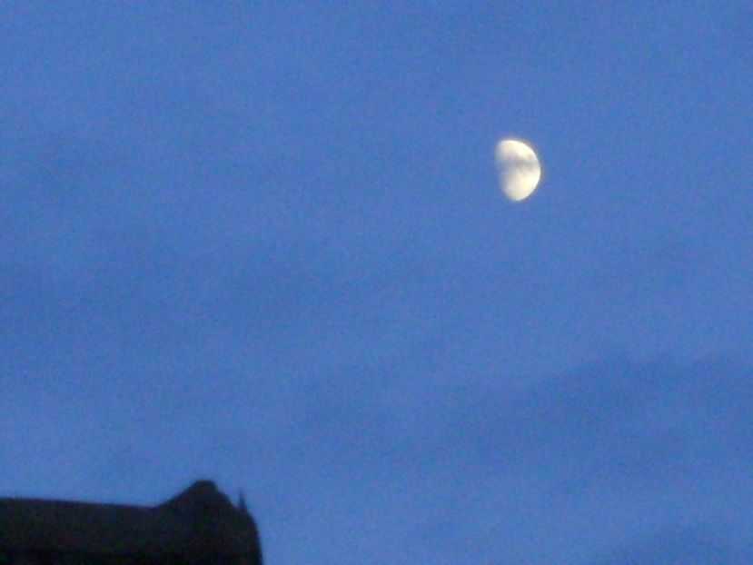 Primul patrar al Lunii in Sagetator - Luna - Soarele si norii - 1