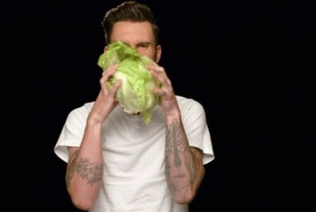 *ii pune varza Mariei pe fata si pe Alberto il deseneaza pe fata , apoi iese* - episodul 57