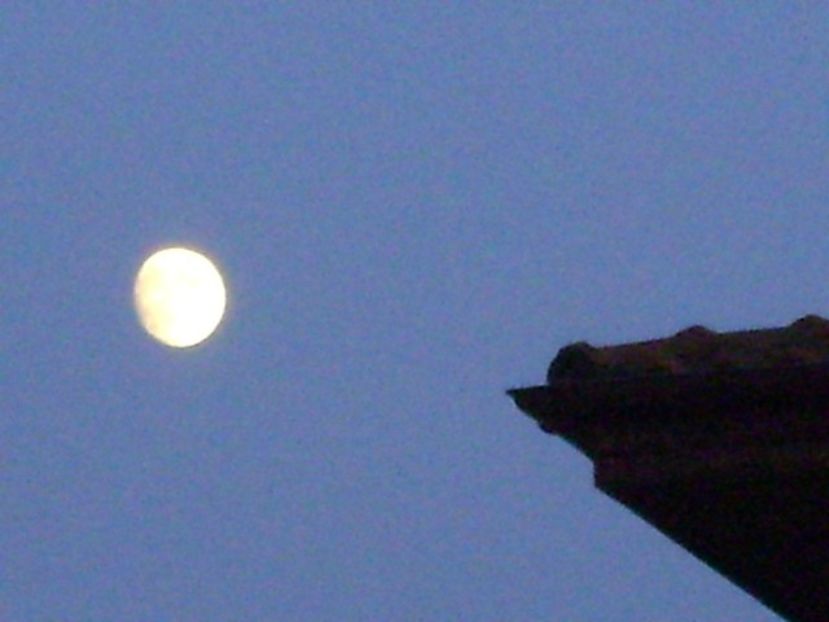 Luna in crestere in Capricorn - Luna - Soarele si norii - 1