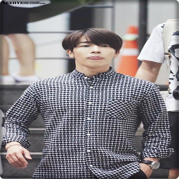 → [vine grăbit după ea până o ajunge] Așteaptă-mă. Hei. [se uită la ea, îi scoate ușor o - THSJ - Episodul 07