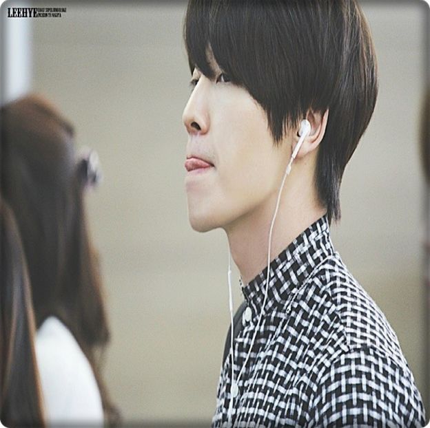 → M, da? Dar ai pățit ceva? [își pune casca aproape de ureche, o dă jos după câteva - THSJ - Episodul 07