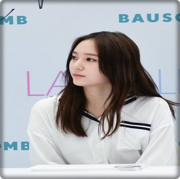 → Da.. și nu, adică nu tocmai. [se oprește în loc, se uită serioasă la el] De ce dau de tine - THSJ - Episodul 07